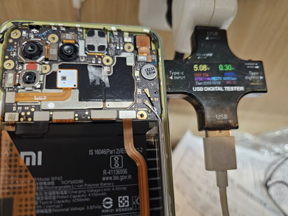 簡易テスターで通電チェックしているXiaomi Mi11 liteがわずかな通電していない