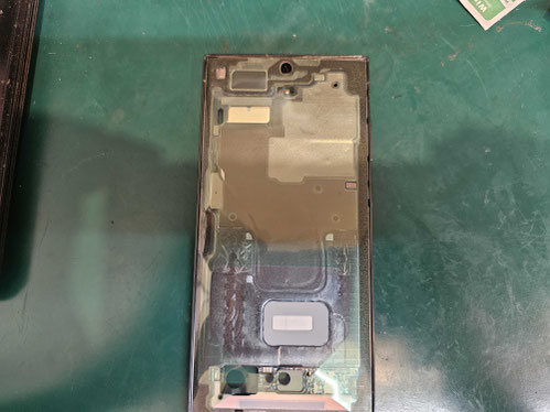 粘着を清掃し新しいパネルシールを取り付けたS23 ultra