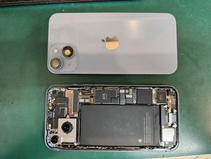 背面ガラスを取り外したiPhone14