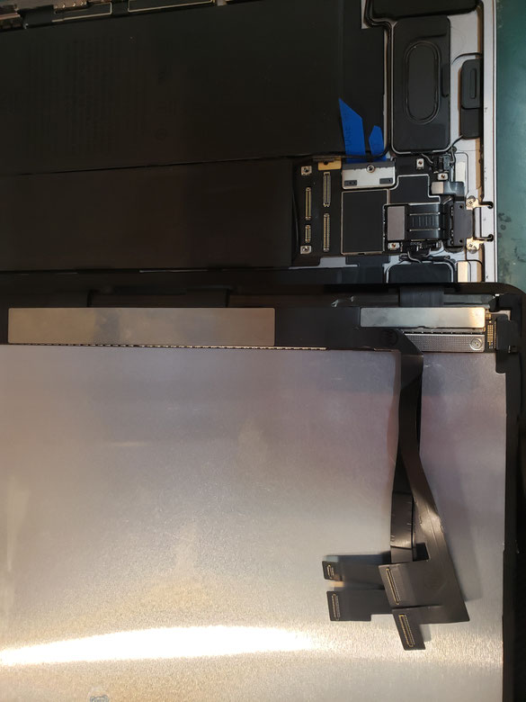 背面パネルを取り外したSamsung Galaxy S22 ultra