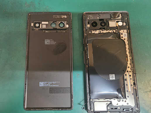 背面パネルを外しバッテリーが膨らんでいるGoogle Pixel 7a
