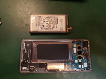 膨張バッテリーを取り外したGalaxy S10+