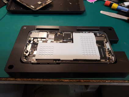 Apple純正部品と工具でiPhone Xsのバッテリーを取り付け