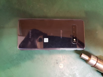 Galaxy S10+修理後バックパネルが正常位置に戻った