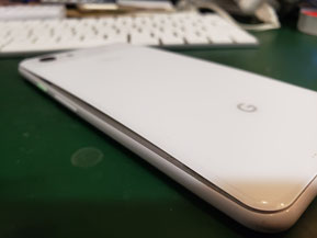 Google Pixel3XLバッテリー膨張でバックパネルが外れた状態