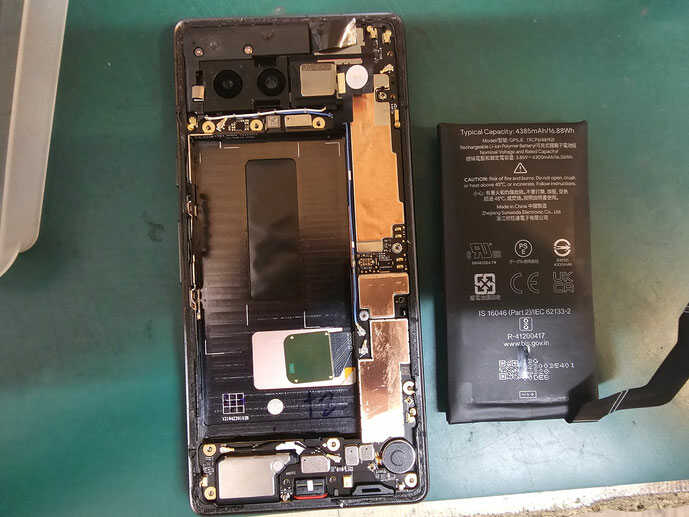 Googleスマホpixel7aバッテリーを取り外したところ