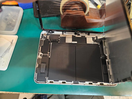 iPad 10 LCDとガラス取り外し前の写真
