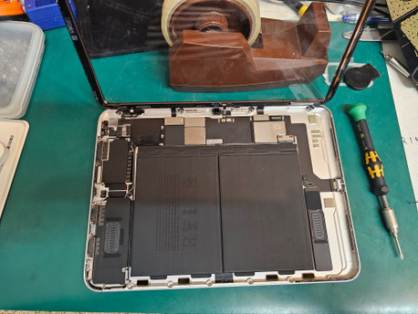 iPad 10 LCDを取り外しガラスを取り外すところ