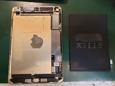 iPad mini4のフレームからバッテリーを外した状態