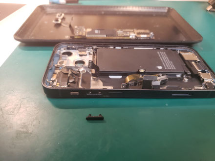 iPhone 12 mini ボリュームアップボタンの押し込みが弱く無反応