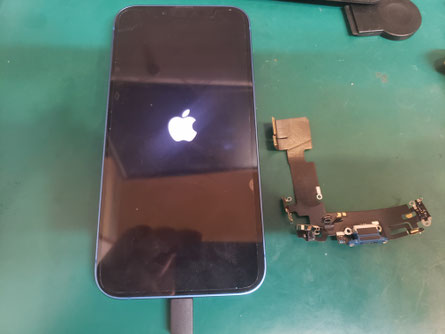 iPhone 12の充電口交換後充電ができている