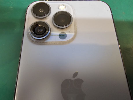 iPhone 13 pro のカメラレンズカバーが割れてカメラの交換になってしまった