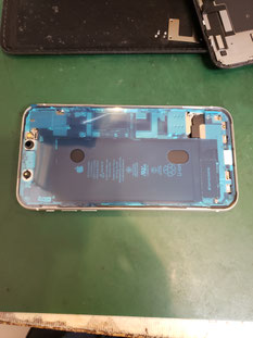 iPhone11フロントパネルシール取付