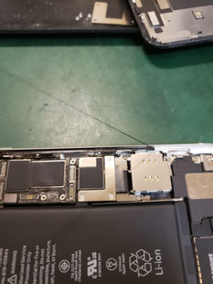iPhone11フロントパネルシール除去