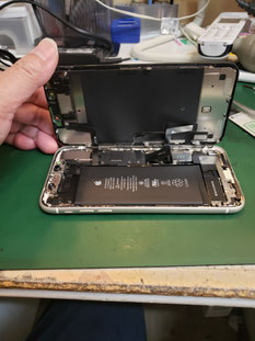 iPhone11右側にケーブル取り付けてある
