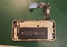 iPhone7基盤にカメラとスピーカーを取り外し、充電口を取り外したところ