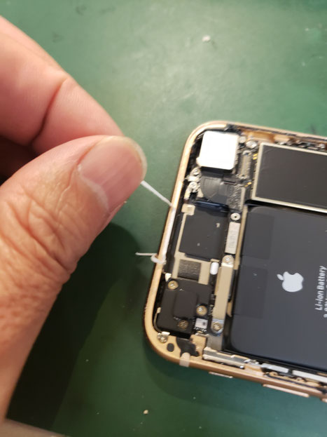 iPhone画面修理のシールテープ除去