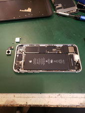 iPhoneSEの外カメラとカバー取り外し