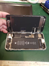iPhoneSEは右側にケーブル取り付けてある