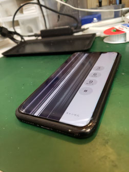iPhoneXS左半分液晶破損でストライプしか映らない