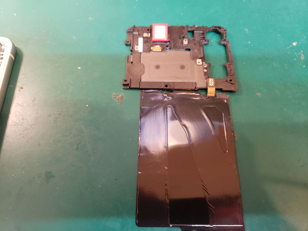 NFCケーブルを外して取り出したGalaxy s21 FEのカウリング
