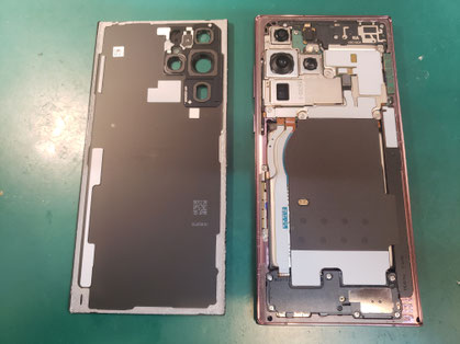 Samsung Galaxy S22 ultra のバックパネルを取り外した状態 Samsung Galaxy S22 ultra のバックパネルを取り外した状態