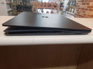 surface laptopのキーボードを上下分割するように浮いて閉まらない