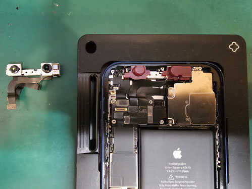 True Depthカメラ交換中のiPhone12mini True Depthカメラ交換中のiPhone12mini