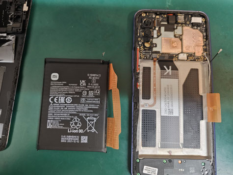 Xiaomi REDMI NOTE Tバッテリーを外して充電系のチェックをしている様子