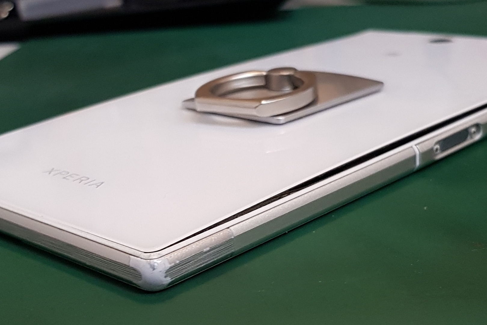 スマホバックプレートは何で浮いてしまうのか