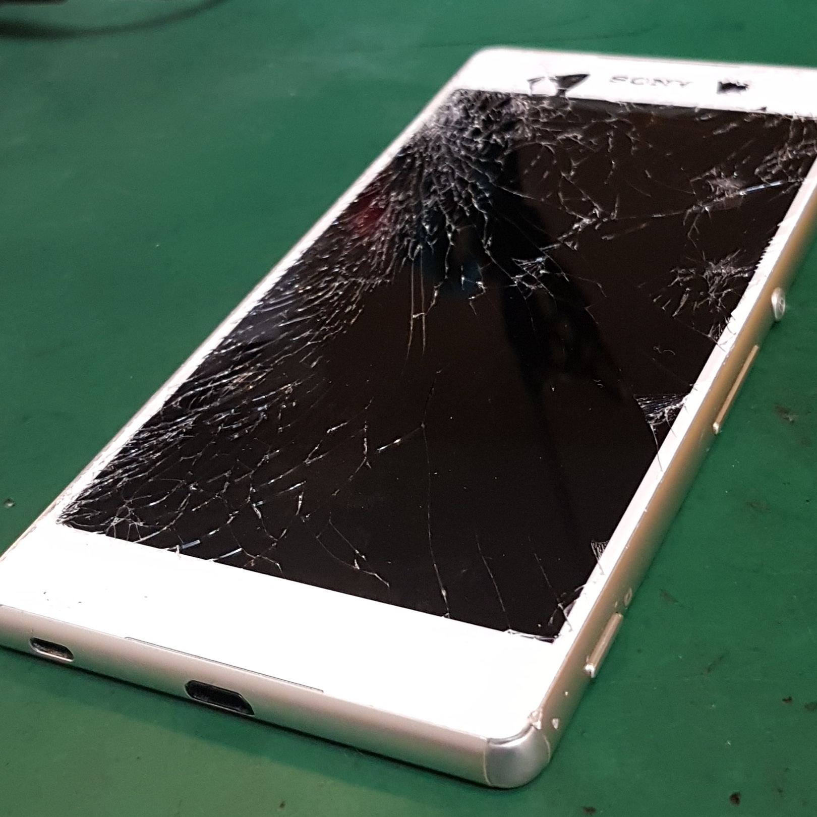 XPERIA Z4のガラスバキバキの修理