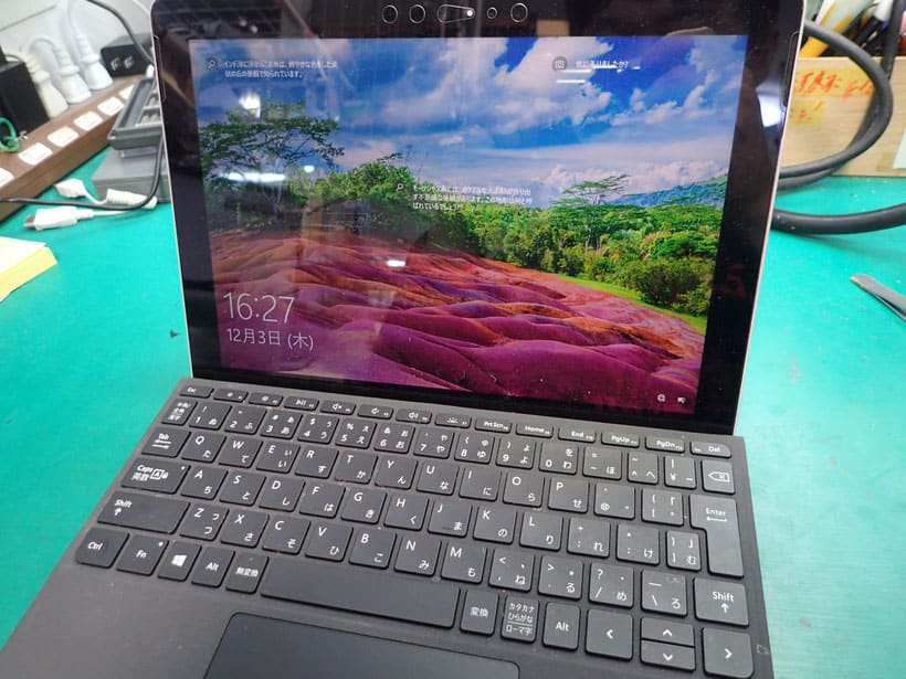 Surface充電ケーブルを外すと消える