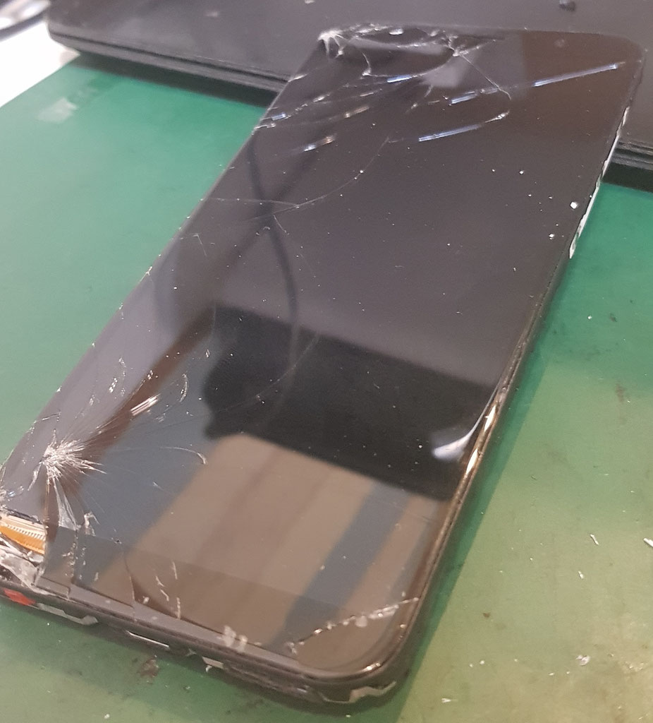 「iPhoneしか修理できない店ばかり」でご来店