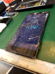 エクスペリアXZ3画面破損した写真 エクスペリアXZ3画面破損した写真