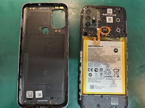バックパネルを外したMotorola MOTO G30