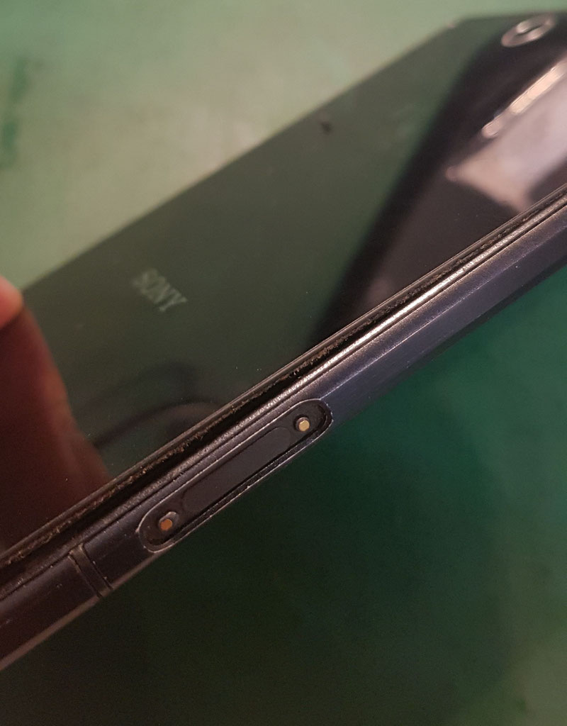 バッテリー膨張でXPERIAｚultraのバックプレートが浮いている