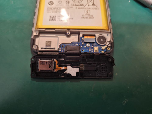 下部サブボードを外したMotorola MOTO G30