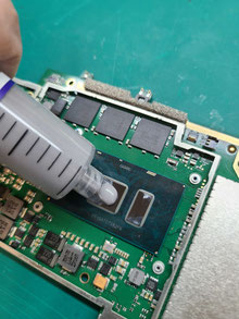 古い冷却グリスを清掃し新しいグリス塗布