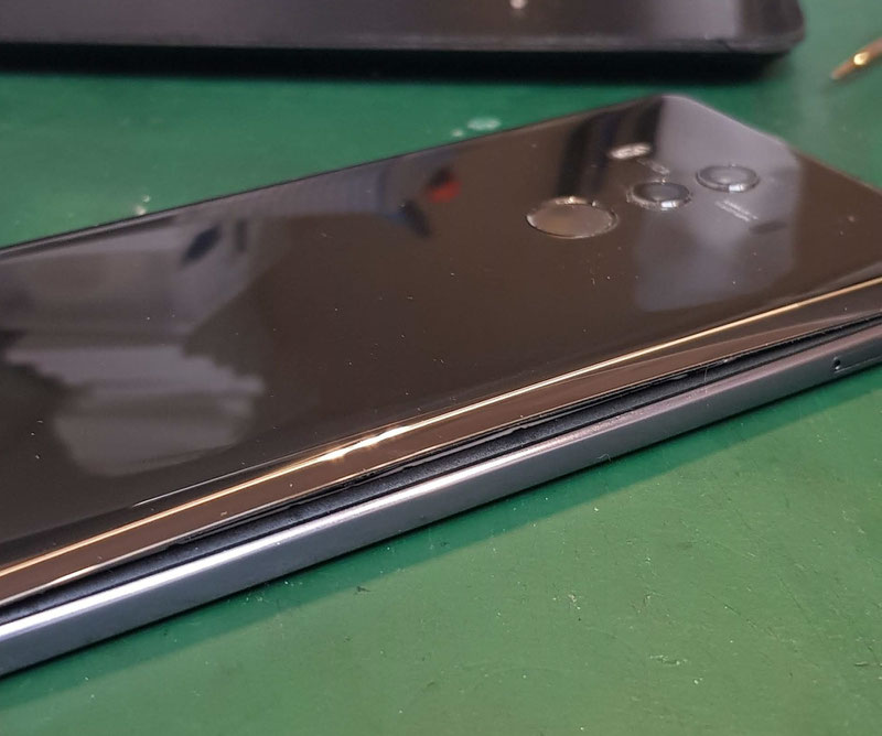 HUAWEI　MATE10PROバッテリー膨張