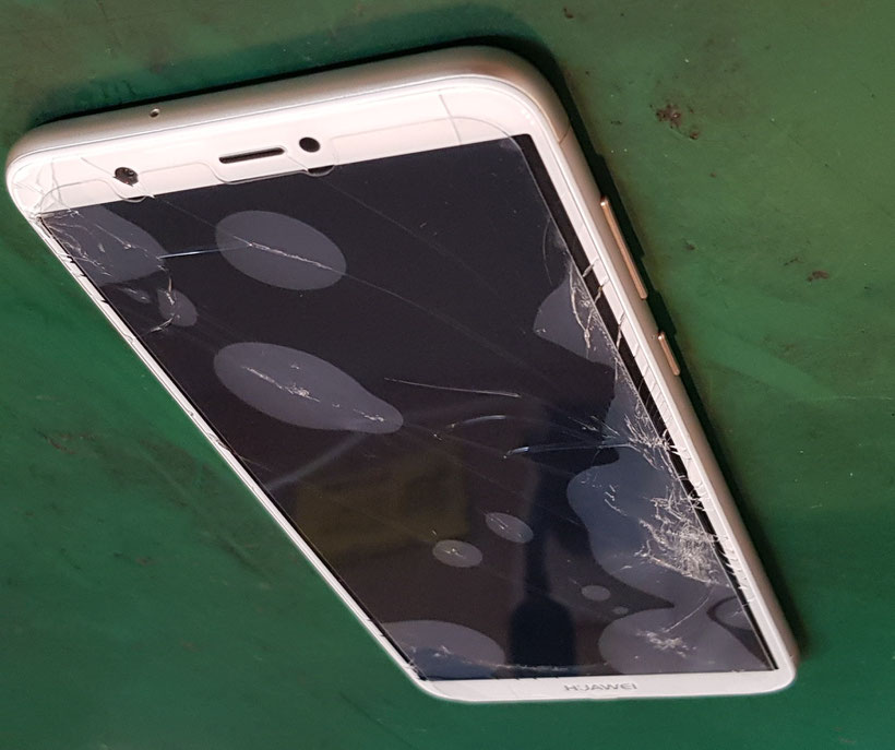 Huawei nova lite2フロントパネルガラス割れ Huawei nova lite2フロントパネルガラス割れ
