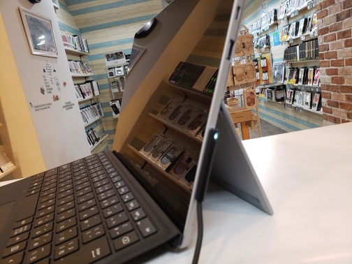 LEDランプも点いて通常通り充電できているサーフェス LEDランプも点いて通常通り充電できているサーフェス