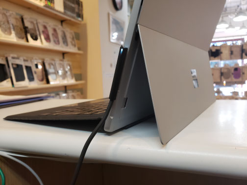 LEDランプも点いて通常通り充電できているサーフェス LEDランプも点いて通常通り充電できているサーフェス