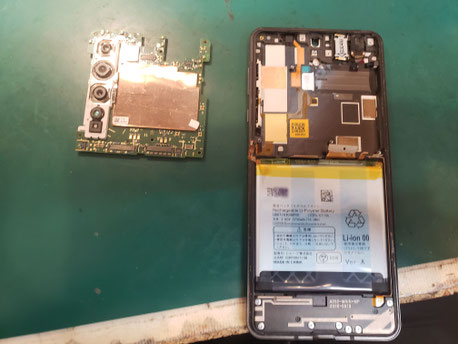 SHARP AQUOS R5Gのマザーボードを取り外した