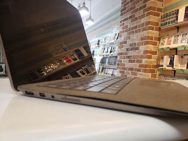 Surface Laptop 4膨張したバッテリーがキーボードを押し上げている