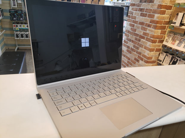 Surface Laptop 4膨張したバッテリーがキーボードを押し上げている Surface Laptop 4膨張したバッテリーがキーボードを押し上げている