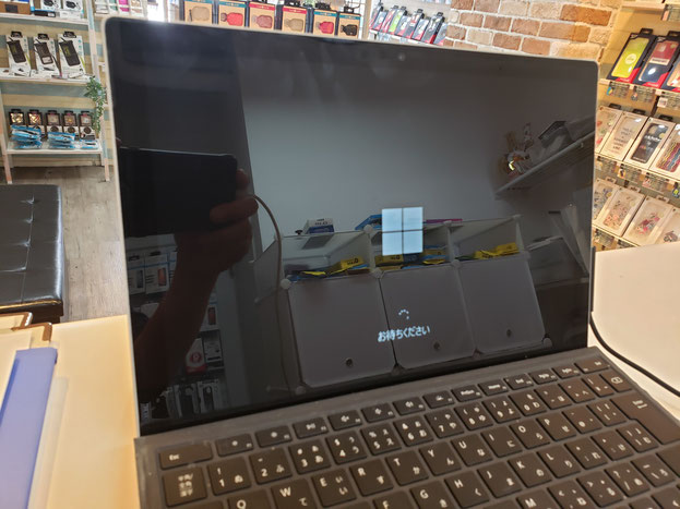 Surface Pro4 膨張したバッテリーが画面を押し上げている Surface Pro4 膨張したバッテリーが画面を押し上げている