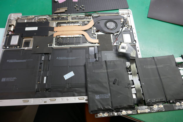 Surface Pro4 膨張したバッテリーが画面を押し上げている Surface Pro4 膨張したバッテリーが画面を押し上げている