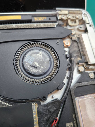 surface Pro4の冷却ファンに詰まった埃 surface Pro4の冷却ファンに詰まった埃