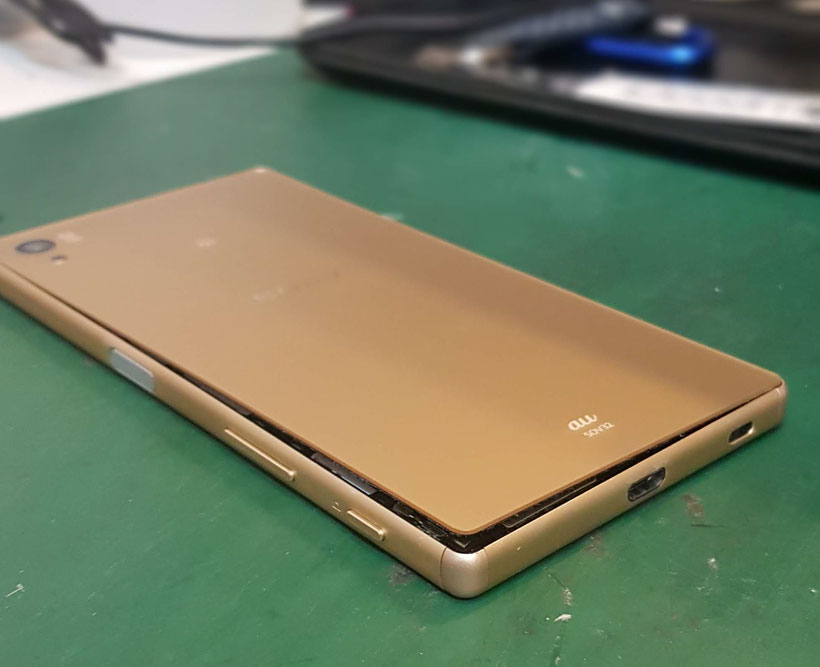 XPERIAバッテリー膨張でバックプレート浮き