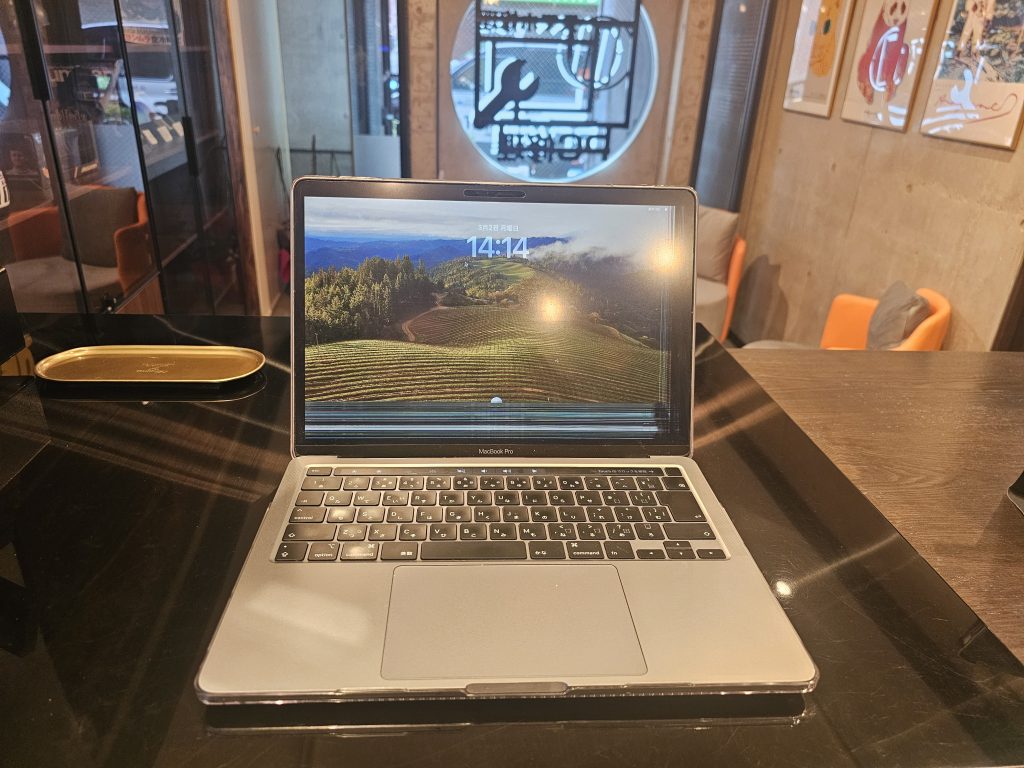 Macbook 縦線表示など液晶表示故障は直るの？故障全般スピード修理の